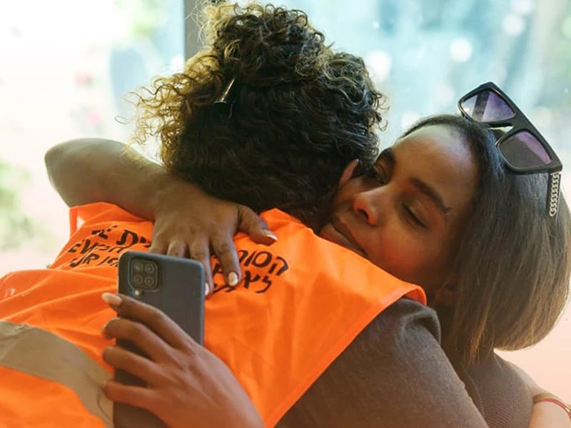 A Jewish Agency support worker and a recipient embrace.